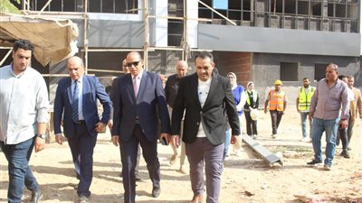 رئيس جامعة المنصورة يتابع تنفيذ مشروعات التطوير بالقطاعات التعليمية 