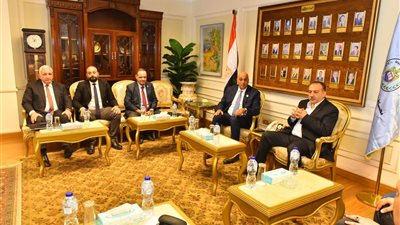 محافظ أسيوط يستقبل رئيس جهاز تنمية المشروعات ويبحثان ضخ تمويلات جديدة ودعم التجمعات الصناعية