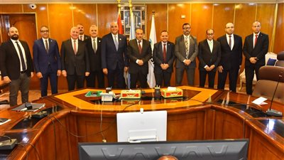 محافظ أسيوط والرئيس التنفيذي لجهاز تنمية المشروعات يسلمان تمويلات بـ13.5 مليون جنيه لدعم الجمعيات 