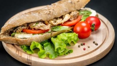 ساندويش دجاج مشوي وخضار بالمنزل