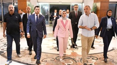 وزير الرياضة يصطحب وزيرة الشباب بالبحرين في جولة بنادي النادي بالعاصمة الإدارية