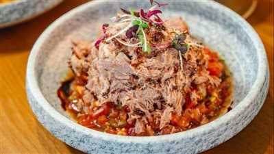 جددي سفرتك وحضري دجاج مطهو ومفتت على الطريقة الإماراتية