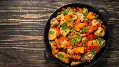 طاجن الدجاج والخضار المشكلة.. وصفة شهية ومغذية