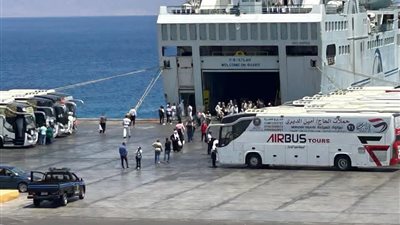 تداول 497 سيارة عبر موانئ البحر الأحمر 