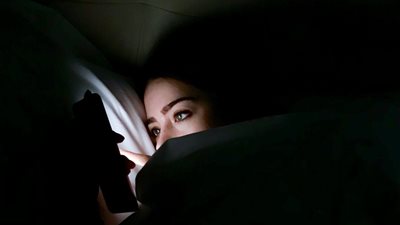 احذر.. استخدام الهاتف ليلا يهدد صحتك العامة