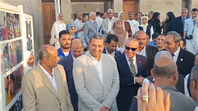 3 محافظين يتفقدون معرضاً للصور والحرف اليدوية بمعبد دندرة