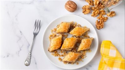 بقلاوة الجلاش والمكسرات.. حلوى شرقية ولذيذة