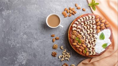 كيكة المكسرات بالعسل.. حلوى لذيذة غنية بالفيتامينات