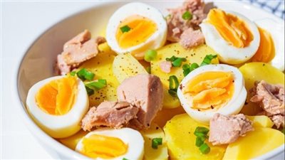على الطريقة الإسبانية.. حضري سلطة البطاطس بالتونا والبيض