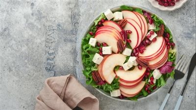 غنية بفيتامين C.. طريقة عمل سلطة الرمان والتفاح