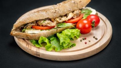 ساندويتش الدجاج المشوي بالخضار.. وجبة صحية غنية بالبروتين والألياف