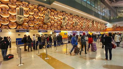 تأثر رحلات الطيران في مطار دلهي بالهند بعد خلل فني