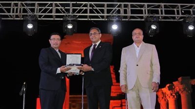 تكريم محافظي الأقصر ودمياط والشافعي وفاطمة عيد في افتتاح مهرجان قنا للفنون والتراث