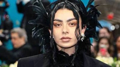 تشارلي إكس سي إكس تكشف عن مخاوفها من أن يكون 