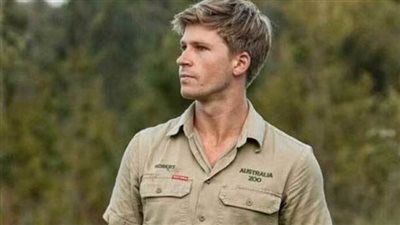 روبرت إروين ينجو من لحظات اختناق مرعبة أثناء بث مباشر 