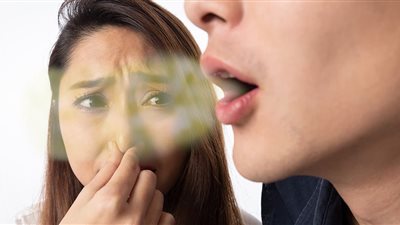 رائحة الفم قد تنذرك بالإصابة بهذه الأمراض.. انتبه