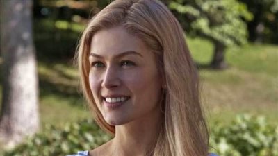  روزاموند بايك تكشف كيف شجعها توم كروز قبل خلال تصوير 