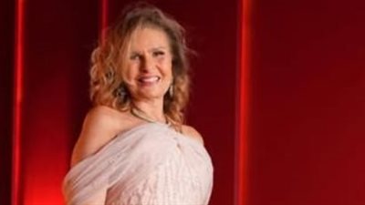 يسرا تشبة الملكات في حفل ذا جراند بول