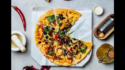 البيتزا السريعة بالجبن والببروني| وصفة لذيذة في دقائق