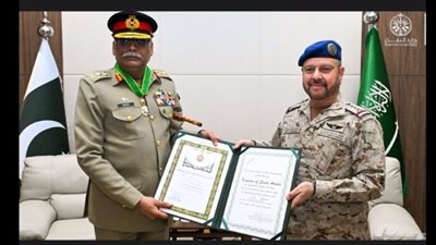 رئيس الأركان السعودي يقلد نظيره الباكستاني وساما رفيعا
