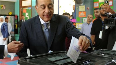 رئيس الوزراء يُدلي بصوته في انتخابات مجلس النواب في لجنته بالشيخ زايد