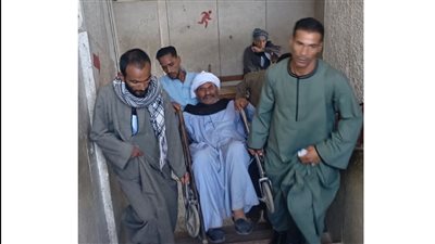 مسن يدلى بصوته محمولا على كرسى متحرك بإحدى اللجان الانتخابية بنجع حمادى