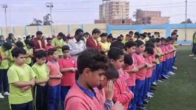 طلاب مدرسة بالقناطر الخيرية يؤدون صلاة الغائب على ضحايا حادث 3 سيارات