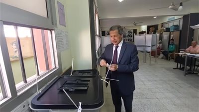 رئيس جامعة الغردقة يدلى بصوته بمدرسة الاحياء بالغردقة
