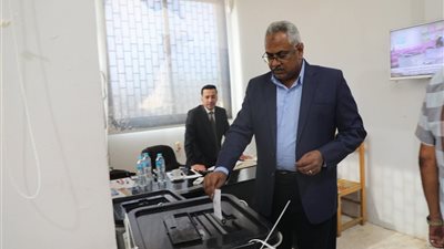 سكرتير عام البحر الأحمر يدلى بصوته في لجان الغردقة 