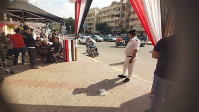 على كرسي متحرك.. مواطن يدلي بصوته في انتخابات مجلس النواب بالدقي