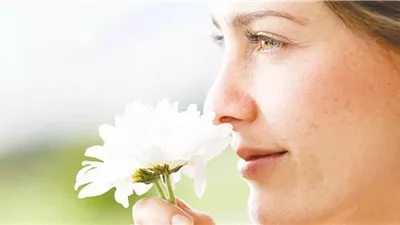 أطباء يحذرون.. ضعف حاسة الشم لدى كبار السن ينذر بمرض خطير