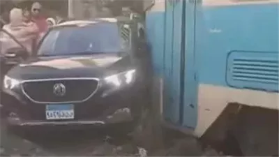 تصادم ترام بسيارة ملاكي بالإسكندرية.. والعناية الإلهية تنقذ قائدها  