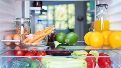 كيف تطيل عمر الطعام في الثلاجة.. خبراء يجيبون