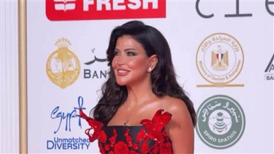 افتتاح مهرجان القاهرة السينمائي الدولي.. جومانا مراد تشبه زهرة الحب والرومانسية