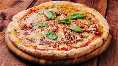 طريقة عمل بيتزا باللحمة المفرومة الإيطالية