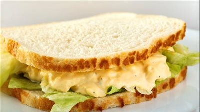 طريقة عمل ساندويتش الجبن الشيدر بالخس والطماطم