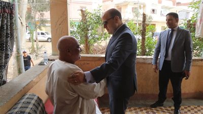 محافظ كفر الشيخ يزور مسنًا مريضًا في قرية الشباسية تلبيةً لنداء مواطن