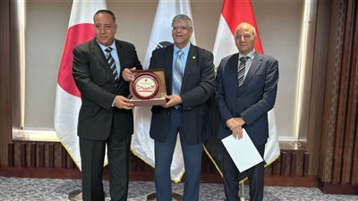 رئيس الجامعة اليابانية يكرم نقيب صحفيين الإسكندرية ويهدي درع الجامعة للنقيب وأعضاء المجلس