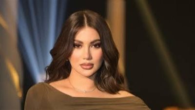 هدى الإتربي تطل بالأبيض خلال إجازتها