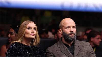 جيسون ستاثام يخطف الأنظار أثناء تشجيع منافسات الملاكمة بالسعودية