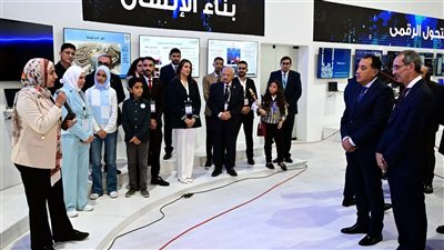 مدبولى يناقش عددا من خريجي مبادرات الاتصالات وأصحاب الشركات الناشئة حول مشروعاتهم