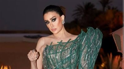 غادة عبدالرازق تتمرد تنافس عارضات الأزياء بصيحة الأكتاف العريضة