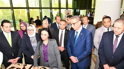 وزيرة التضامن ومحافظ الفيوم يتفقدان معرض 