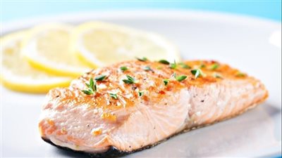 غني بالأوميجا 3.. طريقة عمل السلمون بالزيت والليمون