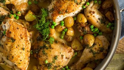 طريقة عمل دجاج بالزبدة والثوم مع خضار مشوي وأوراق الريحان 