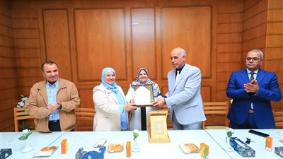 جامعة كفر الشيخ تُكرِّم مدير مكتب نائب رئيس الجامعة لشئون خدمة المجتمع والتنمية البيئية 