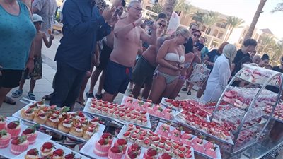 أكلات وعصائر بطن ونص فاكهة بمهرجان الفراولة بالغردقة 