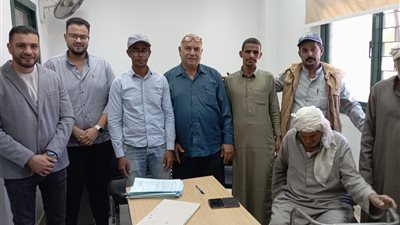 لجنة التسنين بسفاجا تُسجِّل 20 مواطنًا بقرية النصر 