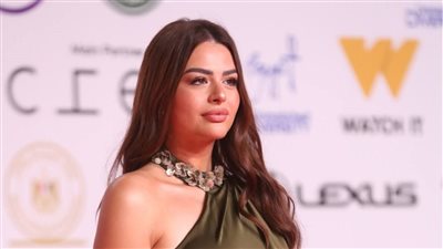 هنادى مهنا تخطف القلوب بفستان ناعم في العرض الأول لفيلم 