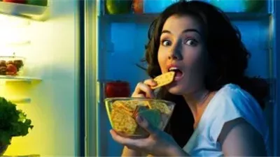 طبيبة توضح الطريقة الصحية لتناول الطعام ليلاُ